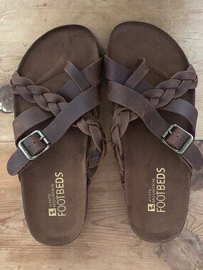 ⭐WHITE MOUNTAIN “HARRINGTON” BRAIDED FOOTBED LEATHER SANDALS in Brown, size 7M⭐